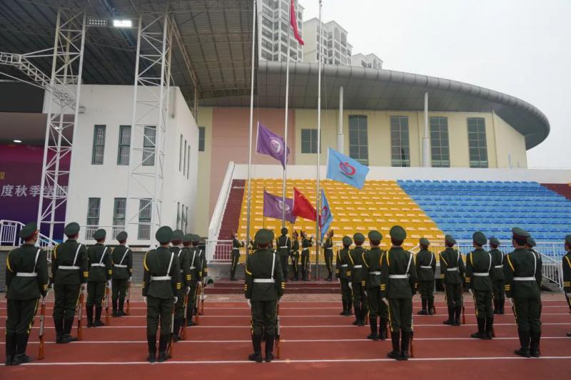 在悦耳动听的校歌中，校旗徐徐升起，张扬着儋州一中人的精气神。