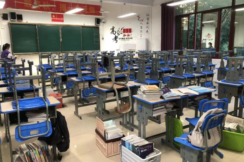 学生离校之前将卫生打扫干净，桌子摆放有序。