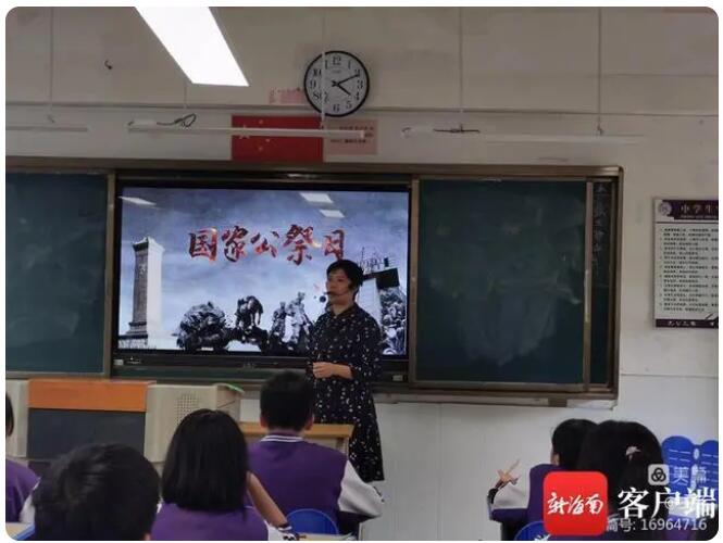王彤正在给学生们上课