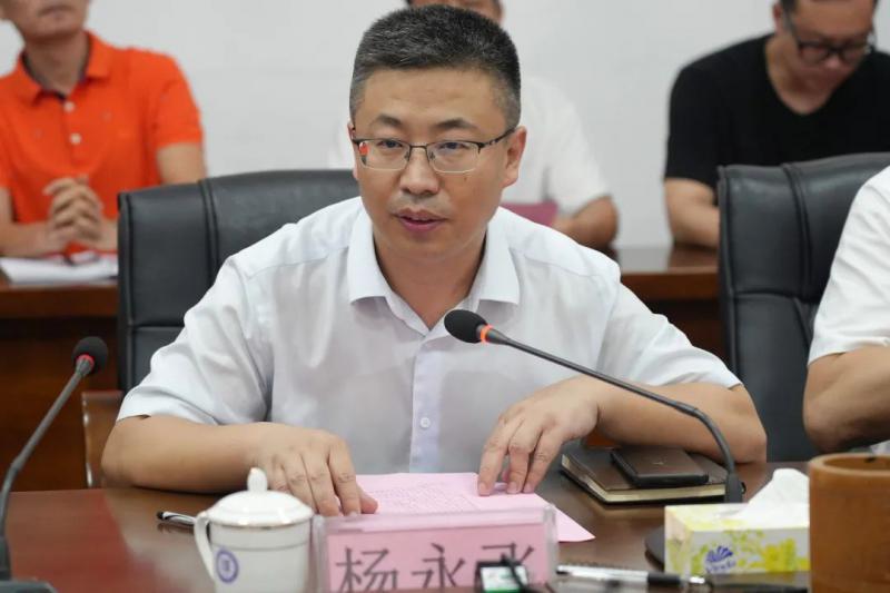 市教育局党委书记、局长杨永飞主持讲话