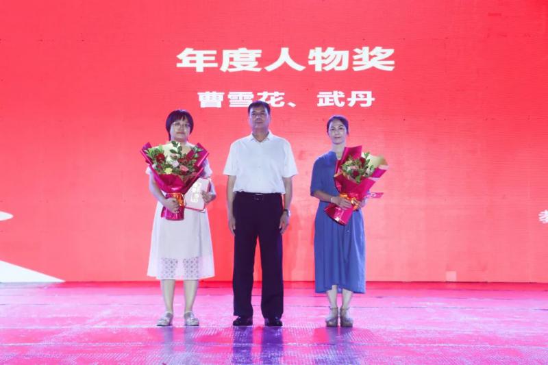 市人大常委会党组成员、副主任侯启江为“年度人物”获奖者颁奖