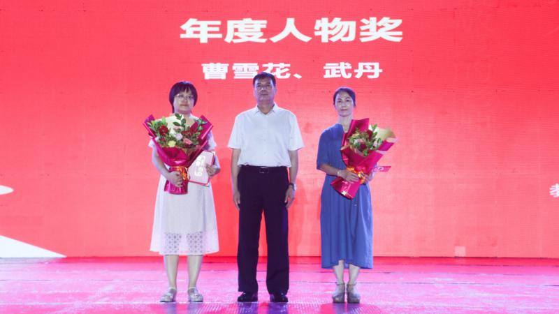市人大常委会党组成员、副主任侯启江为“年度人物”获奖者颁奖