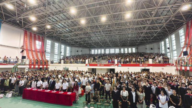 全体起立，升国旗，奏唱国歌