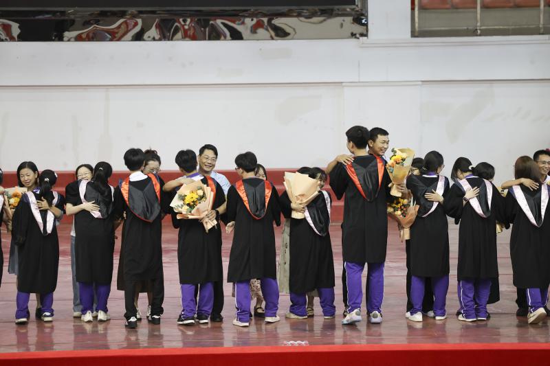 各班学生代表向班主任献花并拥抱