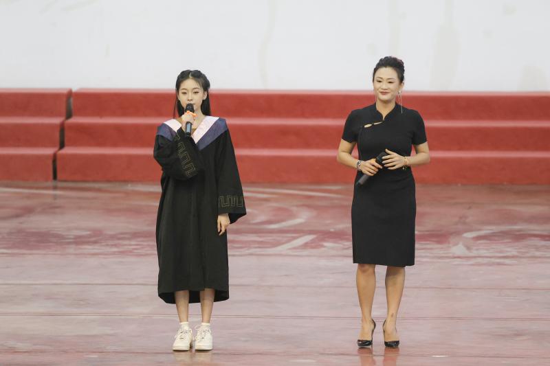 高2025届潘雅若同学及郑静老师合唱《是妈妈是女儿》
